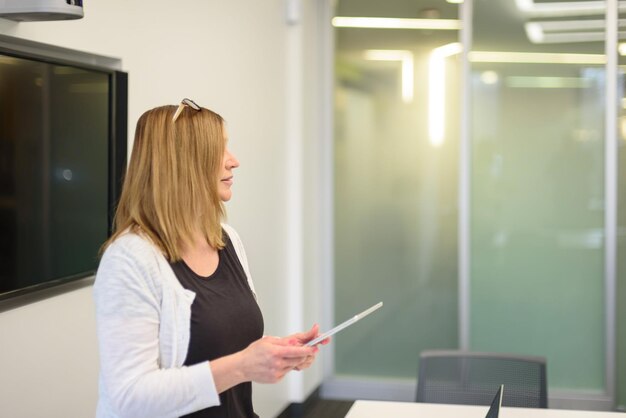 Zdjęcie kobieta biznesmena używająca tabletu cyfrowego w biurze