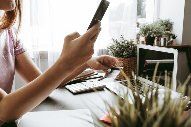 Kobieta biznesmena używająca telefonu komórkowego w nowoczesnym biurze