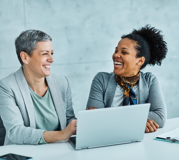 Zdjęcie kobieta biznesmenka spotkanie biurowe przedsiębiorca kobieta pracująca szczęśliwa uśmiechnięta dyskusja komunikacyjna młody biurko laptop