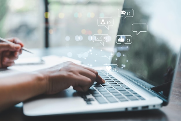 Kobieta biznesowa korzystająca z laptopa cyfrowego Koncepcja mediów społecznościowych Osoba ręcznie pisząca klawiaturę laptop komputer rozmawiający w aplikacji internetowej Kobiety korzystają z sieci mediów internetowych do marketingu