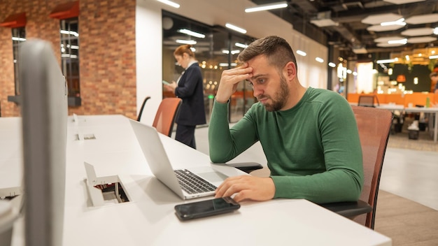 Zdjęcie kobieta biznesowa używająca laptopa siedząc na stole