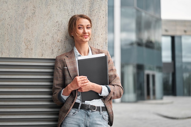 Kobieta biznesu kobieta sukcesu osoba biznesu stojąca na zewnątrz budynek korporacyjny na zewnątrz Pensiv kaukaski pewność siebie profesjonalna kobieta biznesu w średnim wieku