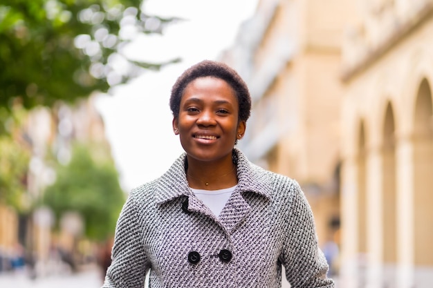 Kobieta biznesu pochodzenia afrykańskiego w mieście Portret kobiety finansów spaceru na ulicy