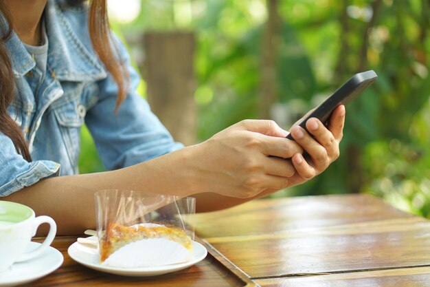 Kobieta biznesu pracująca w kawiarni Zobacz zarobki przez telefon