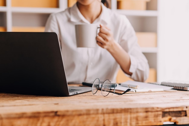 Kobieta biznesu rozpoczynająca małą firmę przedsiębiorca MŚP sukces niezależna kobieta pracująca w domu z internetowym doręczaniem paczek MŚP i dostarczaniem opakowań