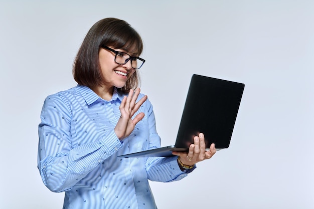 Kobieta Biznesu W średnim Wieku Używająca Laptopa Do Wideokonferencji Na Jasnym Tle Studia