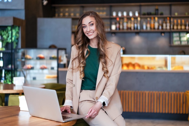 Kobieta biznesu Właściciel restauracji korzysta z laptopa