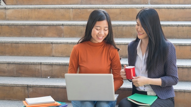 Kobieta Biznesu Z Teen Sugerują I Używać Laptopa Na Zewnątrz Schodów