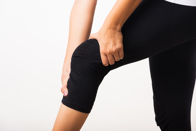 Kobieta boli kolano, a ona używa stawu kolanowego do bólu ręki