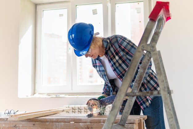 Kobieta Builder w pokoju w domu dokonując napraw.