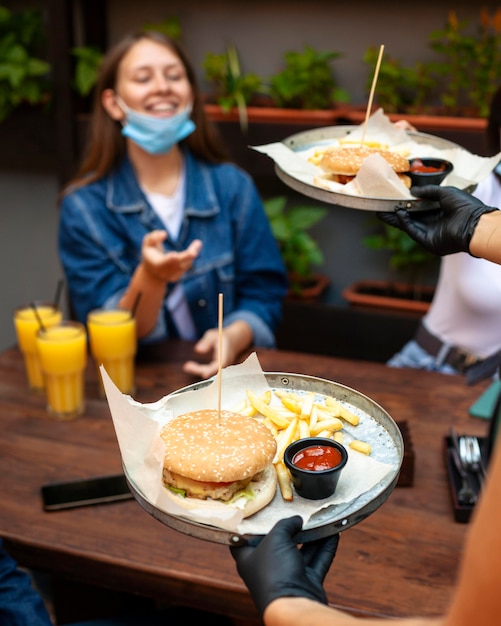 Zdjęcie kobieta buźka odbiera jej zamówienie fast food