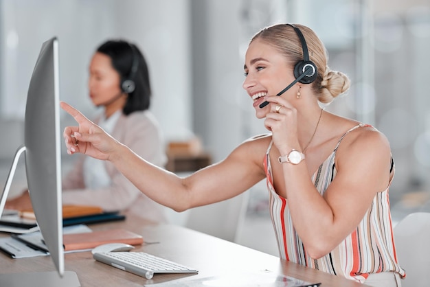 Kobieta call center i komputer z uśmiechem do telemarketingowej obsługi klienta lub obsługi przy biurku Szczęśliwa konsultantka lub agentka uśmiechająca się w kontakcie z nami w celu uzyskania porady na temat pulpitu pomocy lub sprzedaży