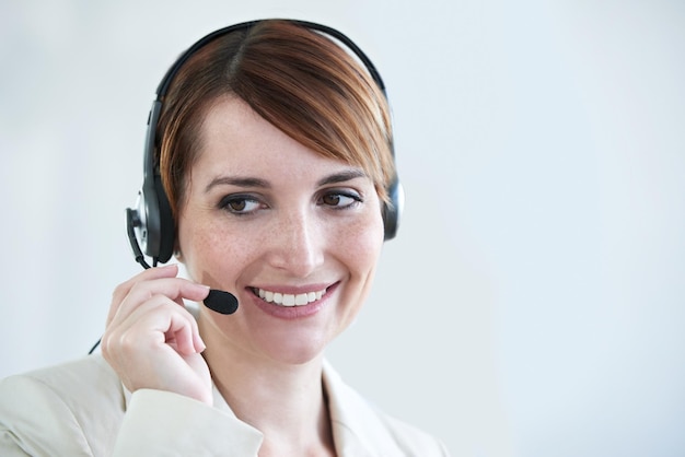 Kobieta callcenter i telefon z headsetem i mikrofonem CRM lub skontaktuj się z nami z uśmiechem dla komunikacji Telecom obsługa klienta lub telemarketing z agentem dla wsparcia technicznego lub help desk w biurze