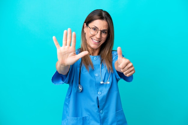 Kobieta chirurg w średnim wieku na niebieskim tle, licząc sześć palcami