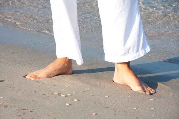 Kobieta, Chodzenie Boso Po Plaży