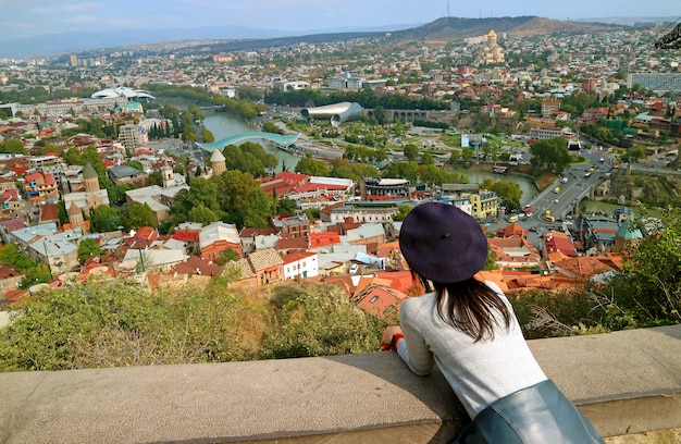 Kobieta Ciesz Się Widokiem Z Lotu Ptaka Tbilisi