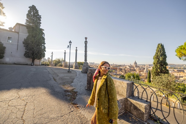 Kobieta ciesząca się pięknym porannym pejzażem miejskim w rzymie