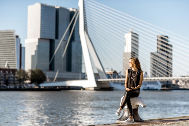Kobieta Ciesząca Się Pięknym Widokiem Na Pejzaż Nad Nowoczesnym Brzegiem Rzeki W Godzinach Porannych W Rotterdamie