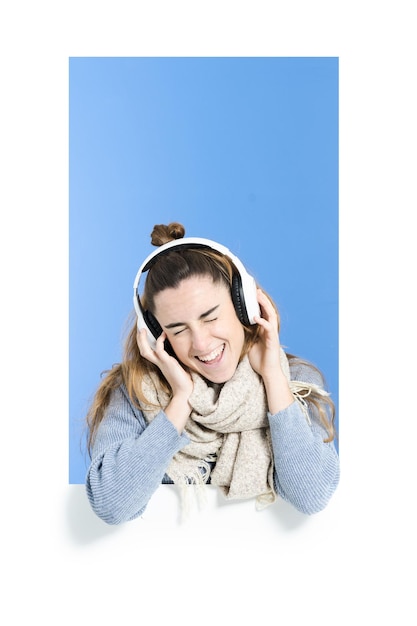 Kobieta Ciesząca Się Słuchaniem Muzyki Na Słuchawkach
