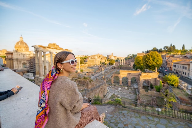 Kobieta Ciesząca Się Widokiem Na Forum Rzymskim W Rzymie