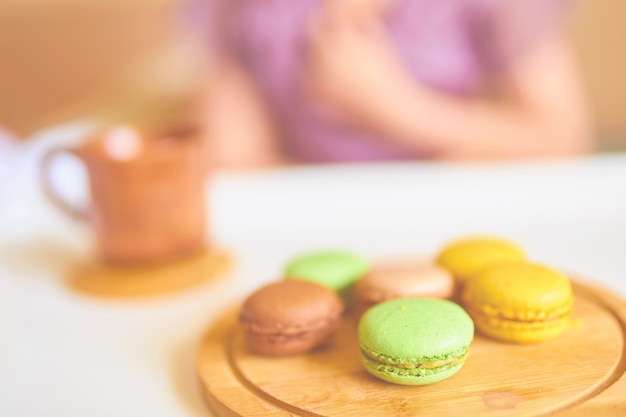 Kobieta Cieszy Się Jej Rano śniadanie Czarnej Kawy, Francuskich Macarons