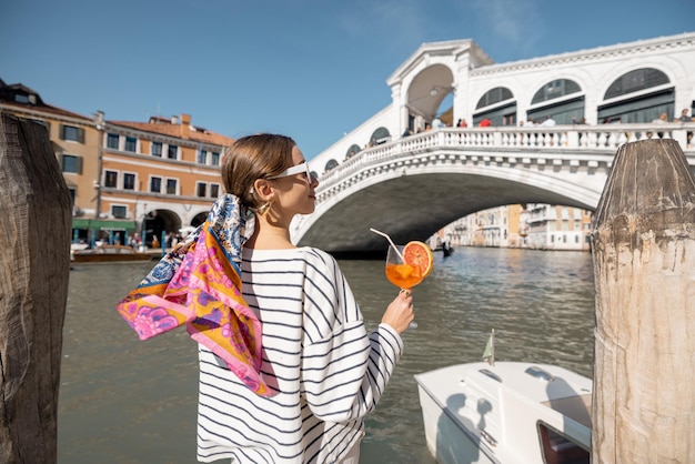 Kobieta Cieszy Się Letnim Napojem Podczas Podróży W Wenecji