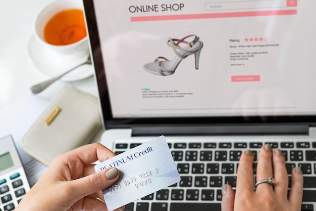 Zdjęcie kobieta cieszy się online shoppig