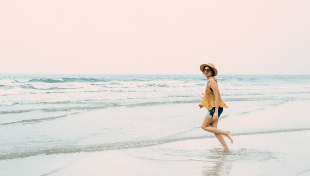 Kobieta cieszy się plażowy relaksować radosny w lecie tropikalną błękitne wody