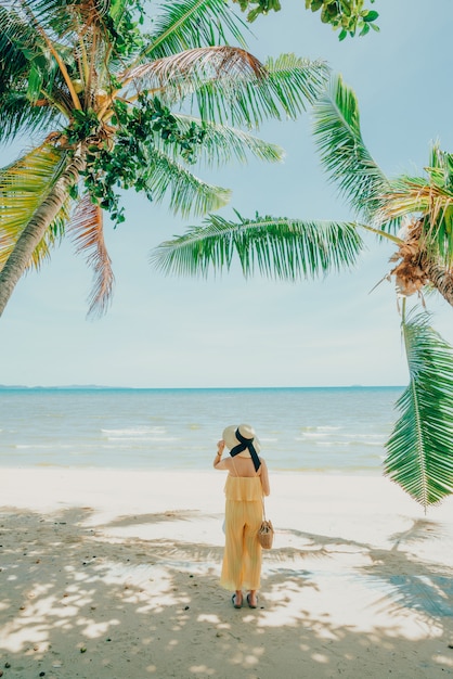 Kobieta cieszy się plażowy relaksować radosny w lecie tropikalną błękitne wody.