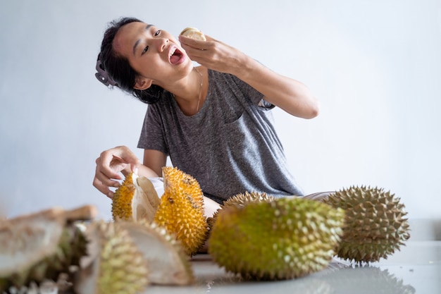 Kobieta Cieszyć Się Jedzeniem Owoców Durian