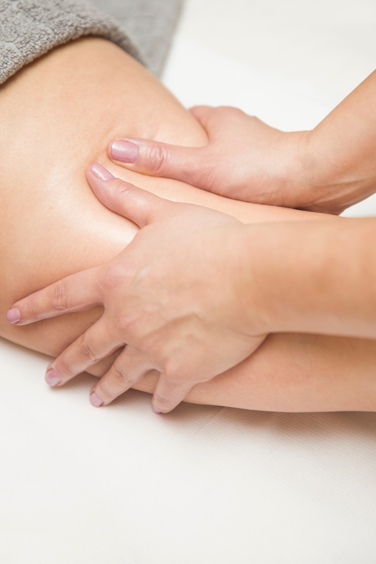 Zdjęcie kobieta coraz masaż nóg w centrum spa