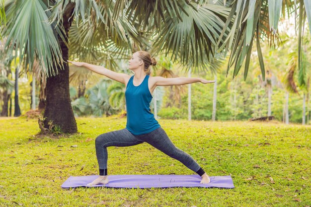 Kobieta ćwicząca jogę w tropikalnym parku