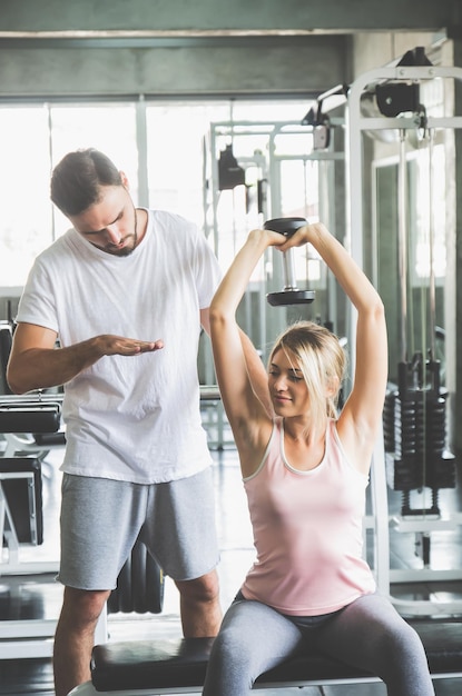 Kobieta ćwicząca W Sportowe Centrum Fitnesspara W Siłowni