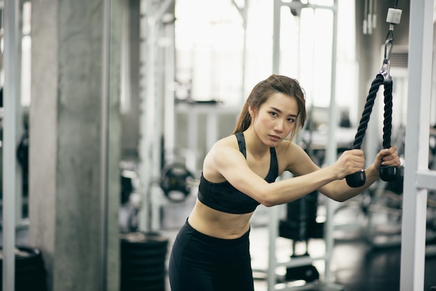 Kobieta ćwiczy budować mięśnie przy gym