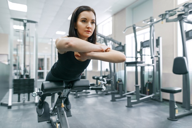 Kobieta ćwiczy na maszynach w nowożytnym sporta gym