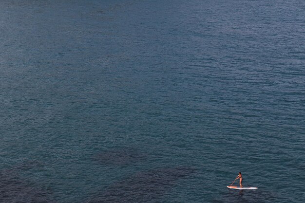 Kobieta ćwiczy Paddle Surf w Cabo de Gata