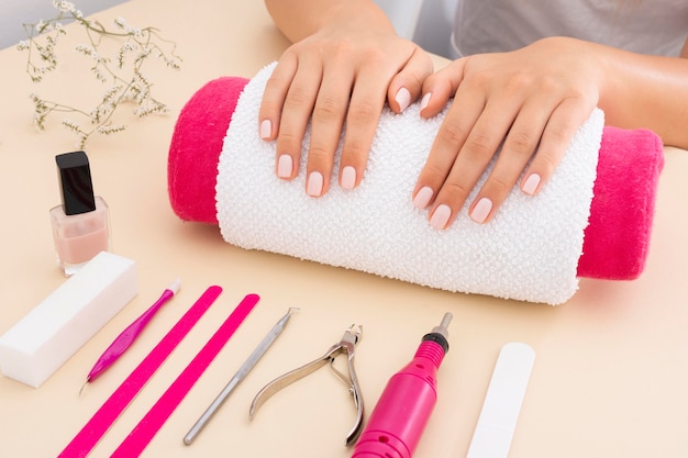 Kobieta czeka na wykonanie manicure