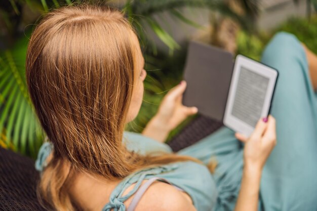 Kobieta Czyta Ebooka Na Leżaku W Ogrodzie