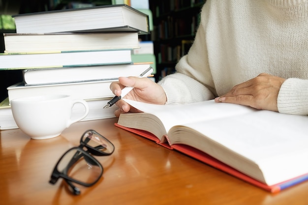 Zdjęcie kobieta czyta w bibliotece