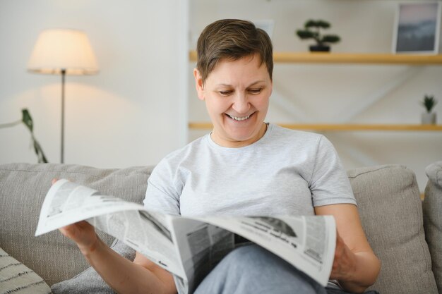 Kobieta Czytająca Gazetę W Domu