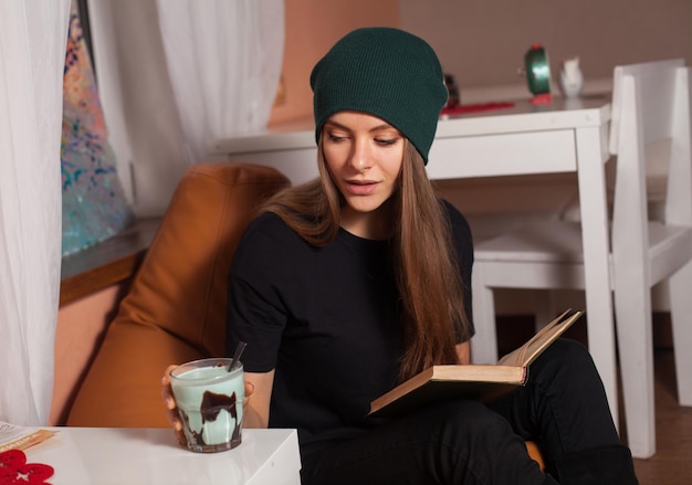 Kobieta Czytająca Książkę I Pijąca Herbatę W Kawiarni