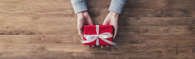 Kobieta dając prezent na Boże Narodzenie lub urodziny - baneru internetowego