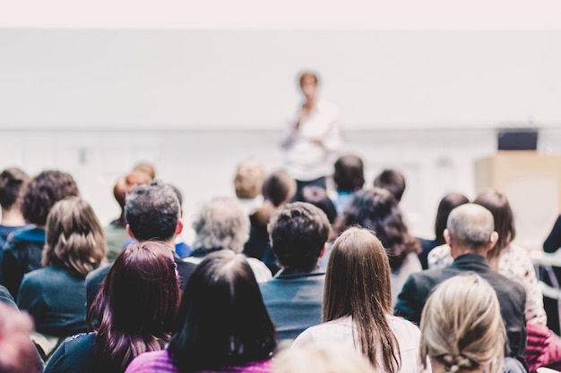 Kobieta dająca prezentację na konferencji biznesowej