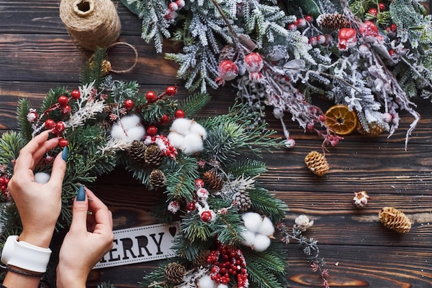 Kobieta dbająca o ornament. Widok z góry świątecznej ramki świątecznej z dekoracjami na nowy rok.