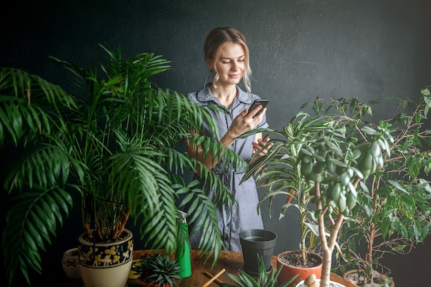 Kobieta dbająca o rośliny domowe
