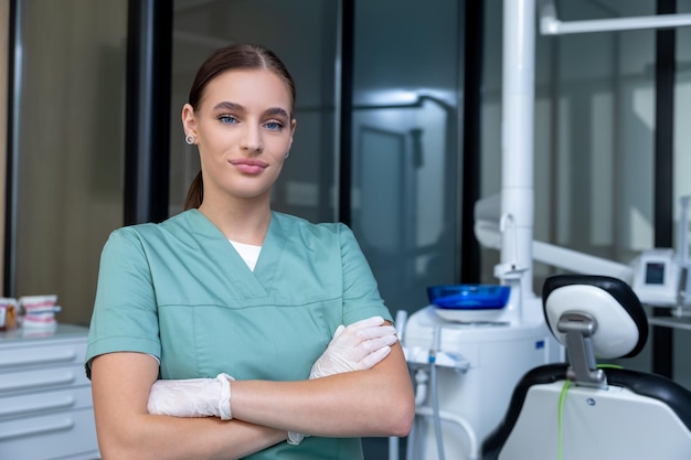 Kobieta dentystka w nowoczesnej klinice stomatologicznej