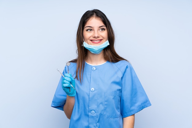 Kobieta dentysty mienia narzędzia śmia się i przygląda up