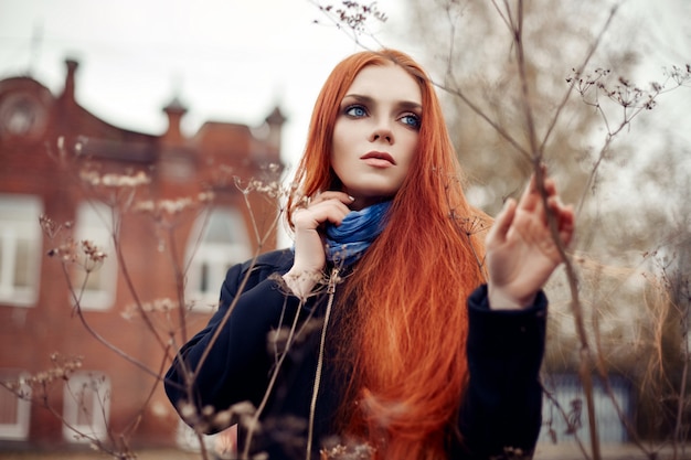 Kobieta Długie Czerwone Włosy Chodzi Jesienią Na Ulicy