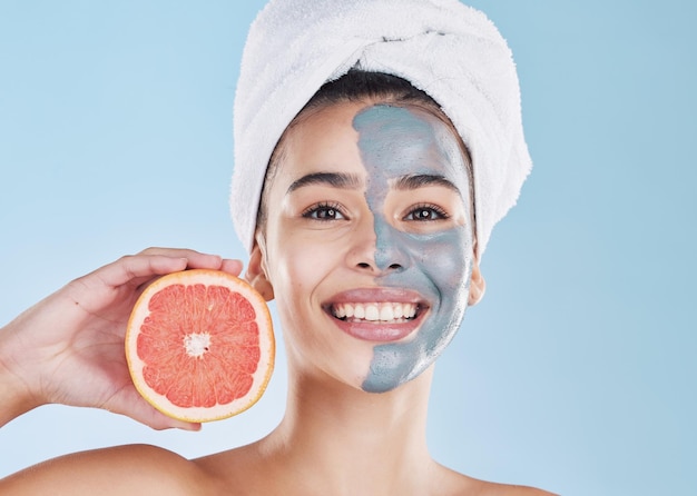 Kobieta do pielęgnacji skóry i grejpfrutowa maska do twarzy organiczne piękno i dobre samopoczucie dla zdrowej twarzy świeża twarz i naturalna czysta świecąca skóra na niebieskim tle Portret uśmiech i model pielęgnacja ciała