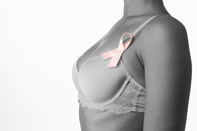 Kobieta do świadomości raka piersi ze wstążką